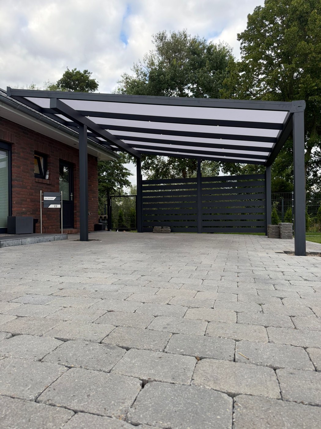 Carport aus Aluminium mit seitlicher Lamellenwand