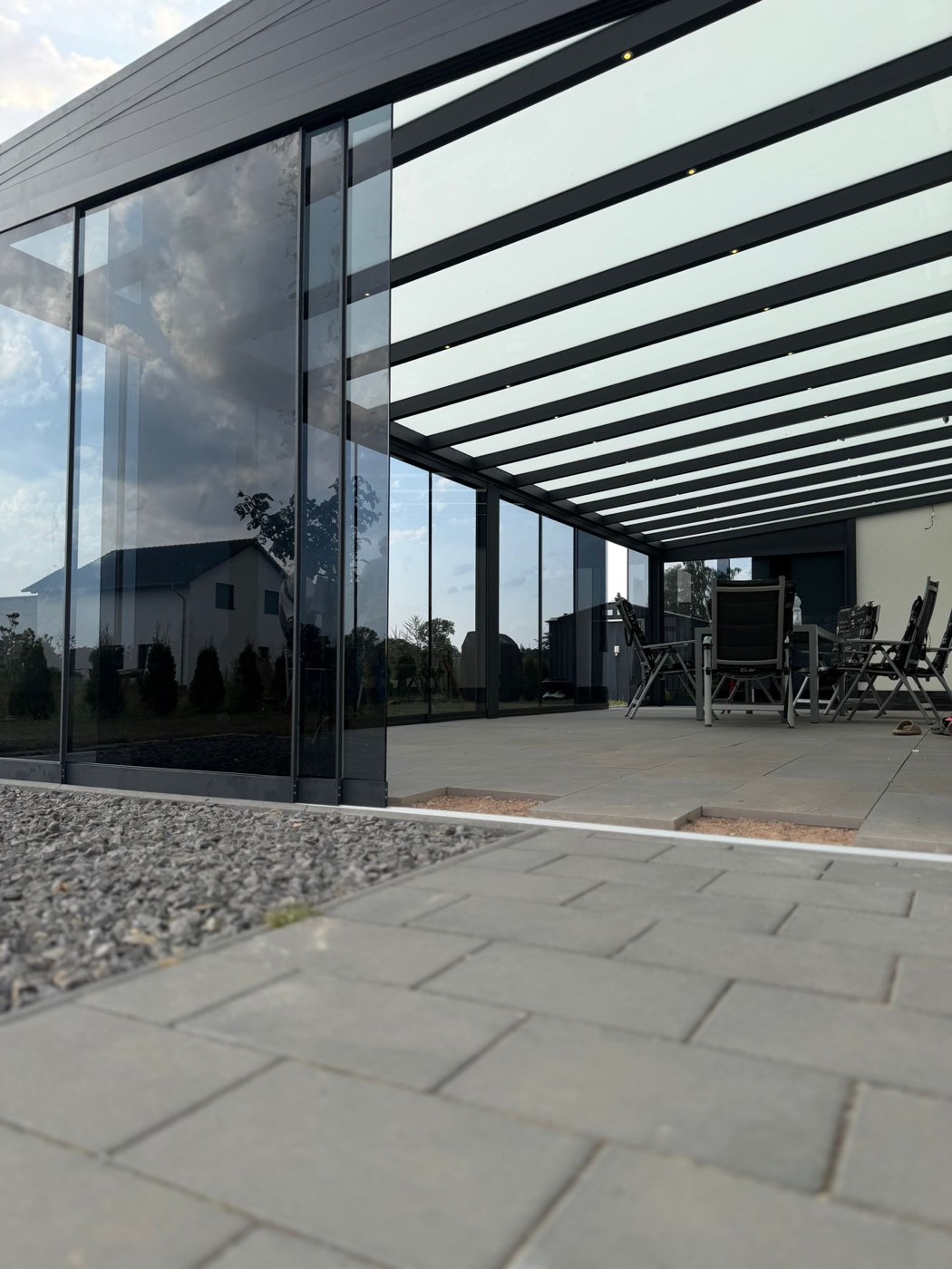 Blick von innen auf Sparren und Glasschiebewand