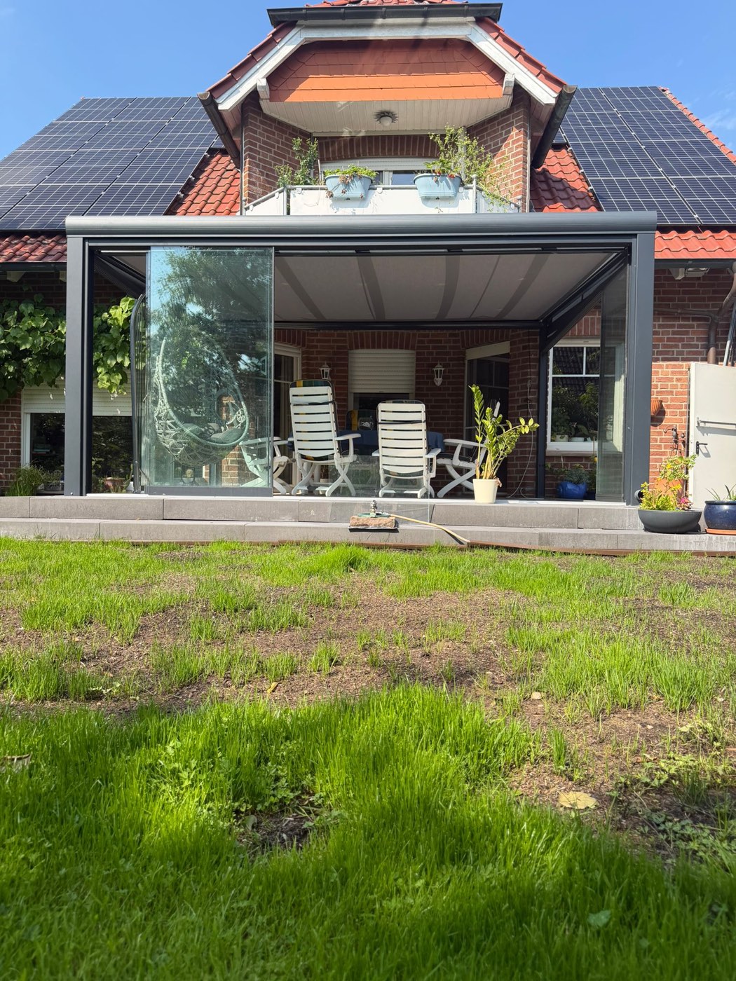 Überdachung mit Glasschiebewand zum Garten