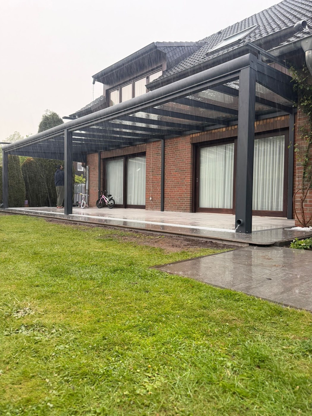 Pfosten und Wandanschluss einer Terrassenüberdachung